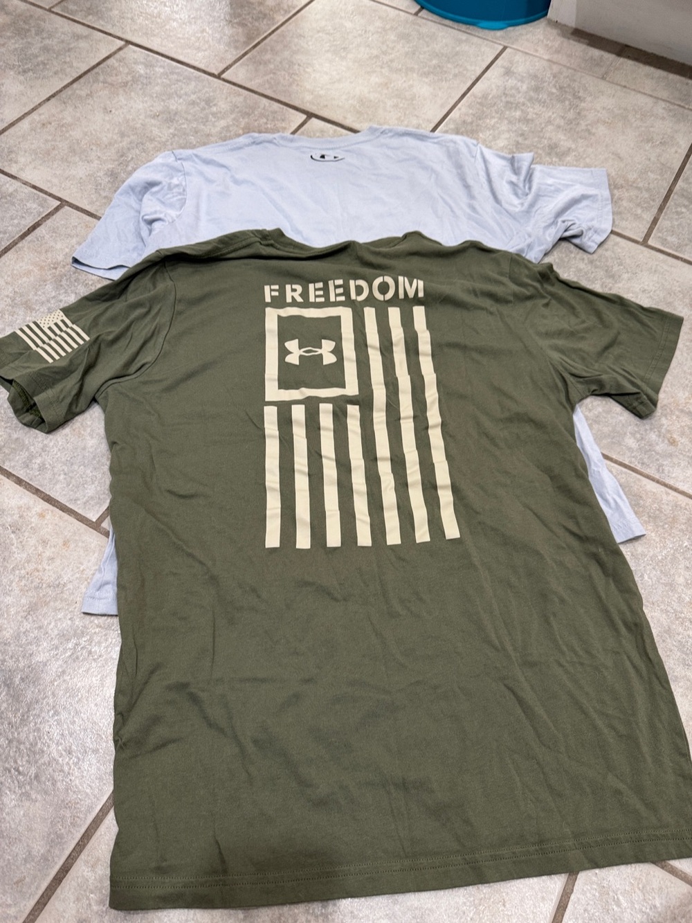 Under Armour Men’s Olive Green Freedom Logo Tee with Light Gray Logo Graphic Tee - Picture 2 of 5